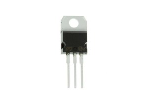 ¿Por qué el transistor TIP121 es ideal para circuitos de potencia moderados?